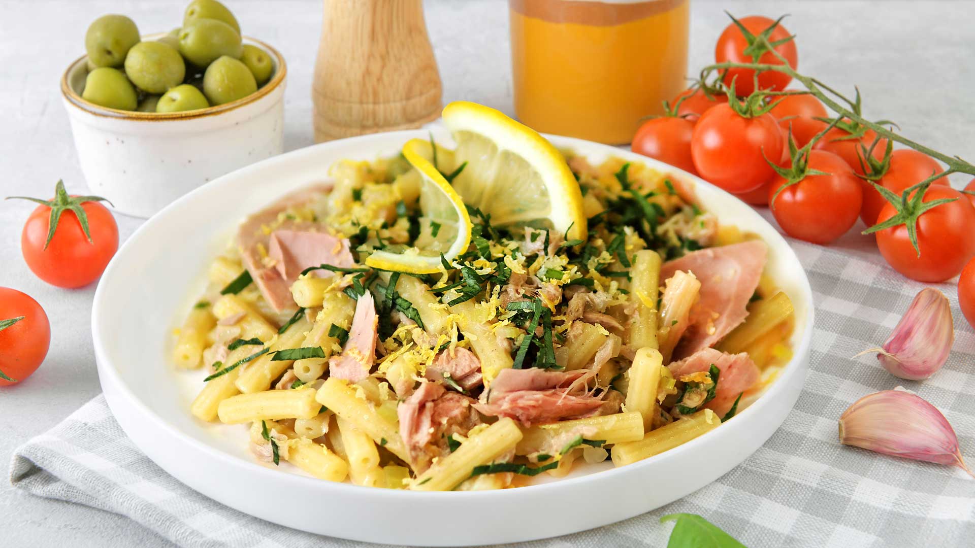 Макароны с тунцом и лимонной цедрой