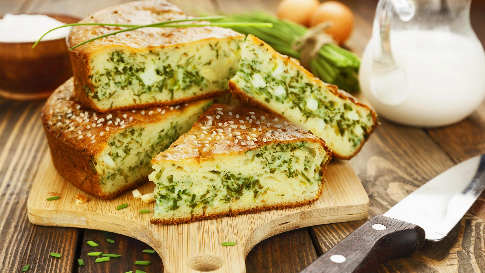 Быстрый заливной пирог с луком и яйцом