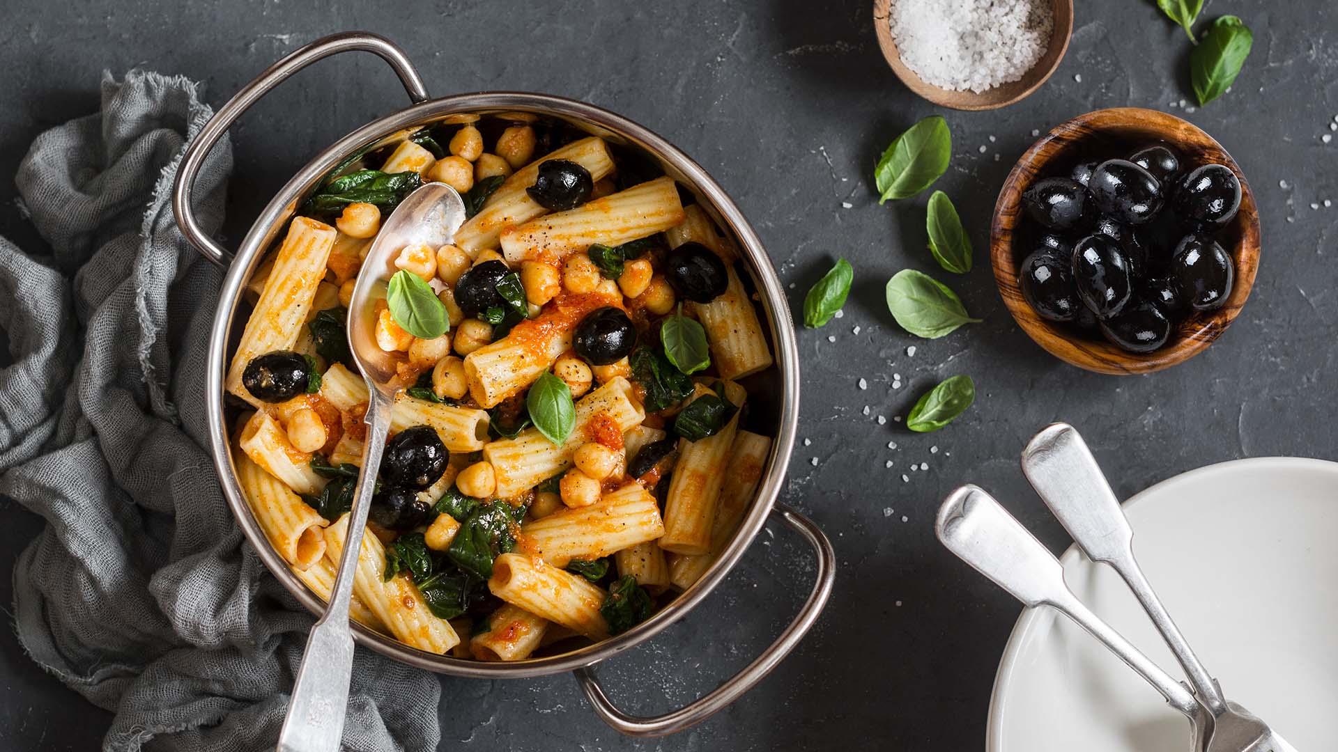 Постная паста с нутом и маслинами