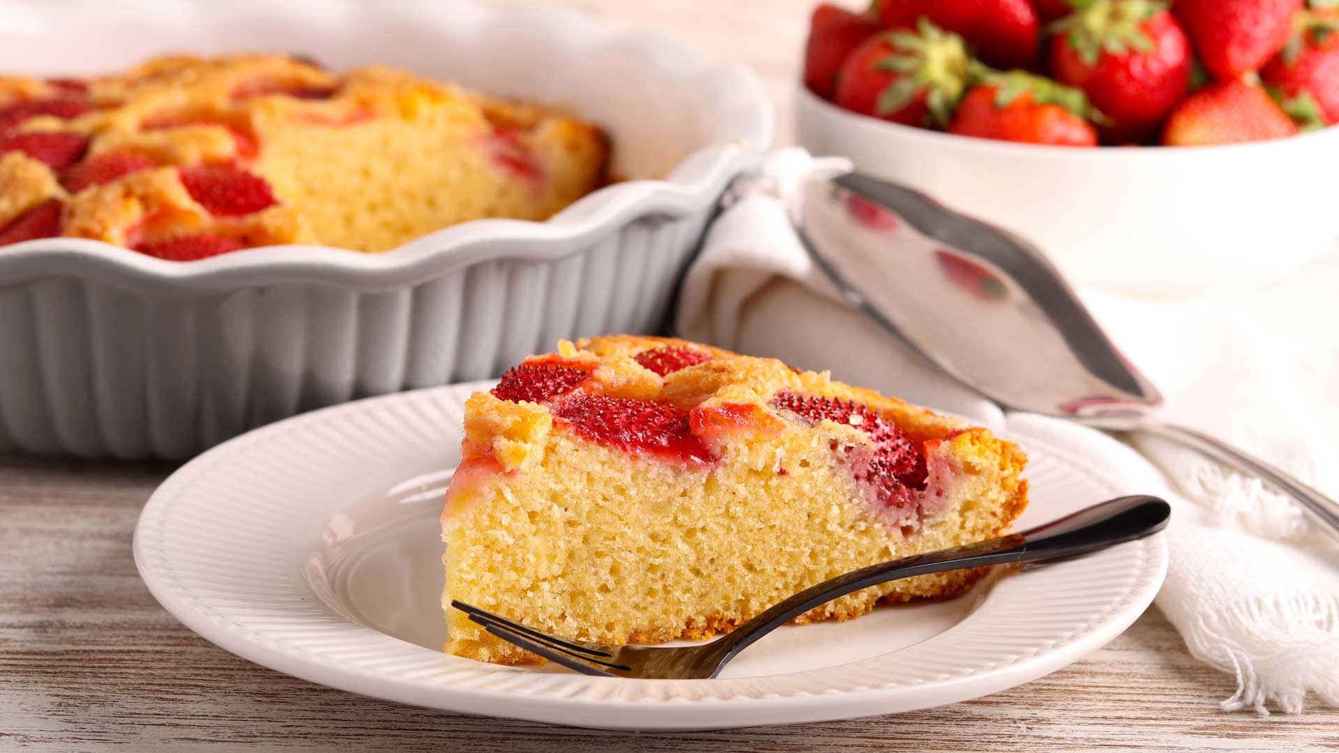 Заливной пирог с клубникой