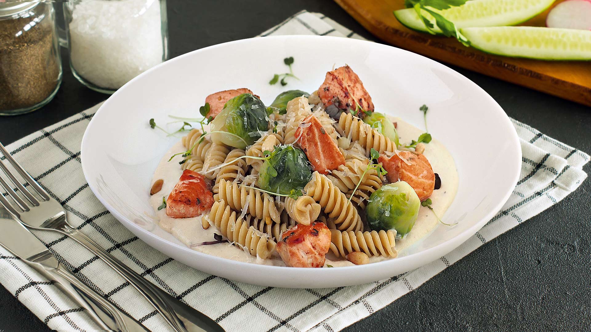 Паста с лососем в сливочно-ореховом соусе