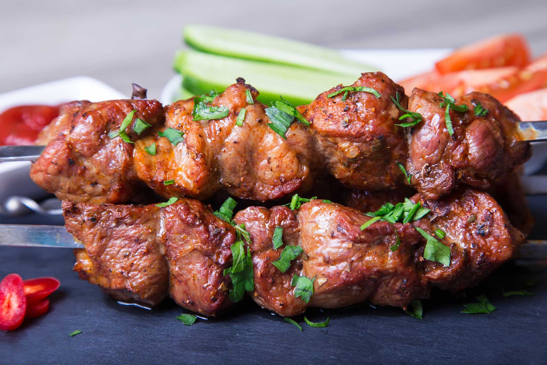 Шашлык с горчицей, темным пивом и мукой