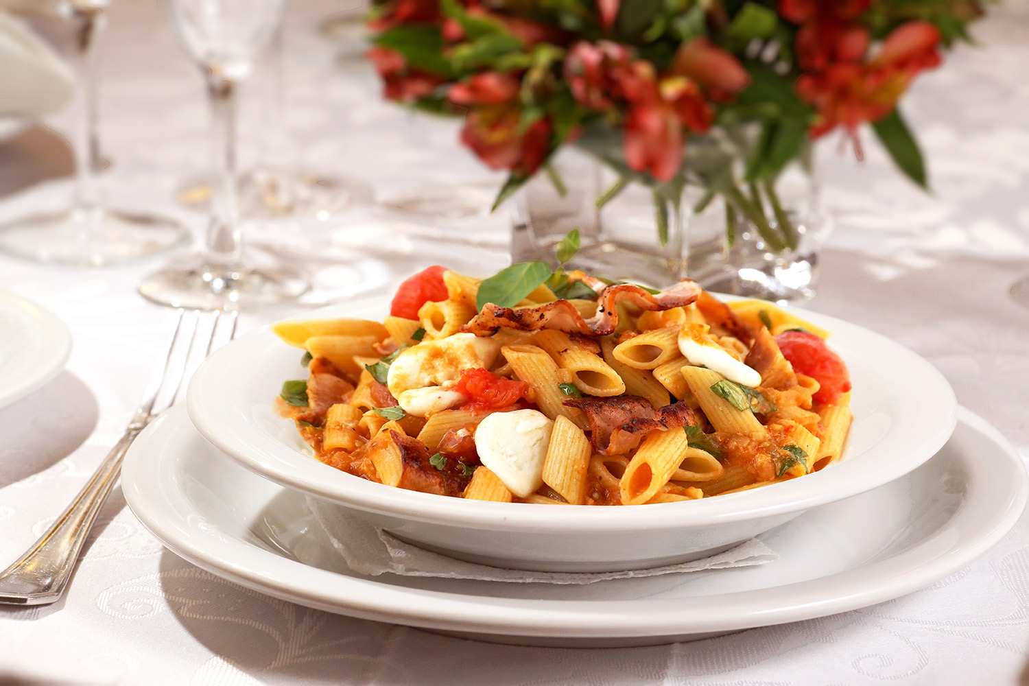 Паста с томатным соусом и беконом