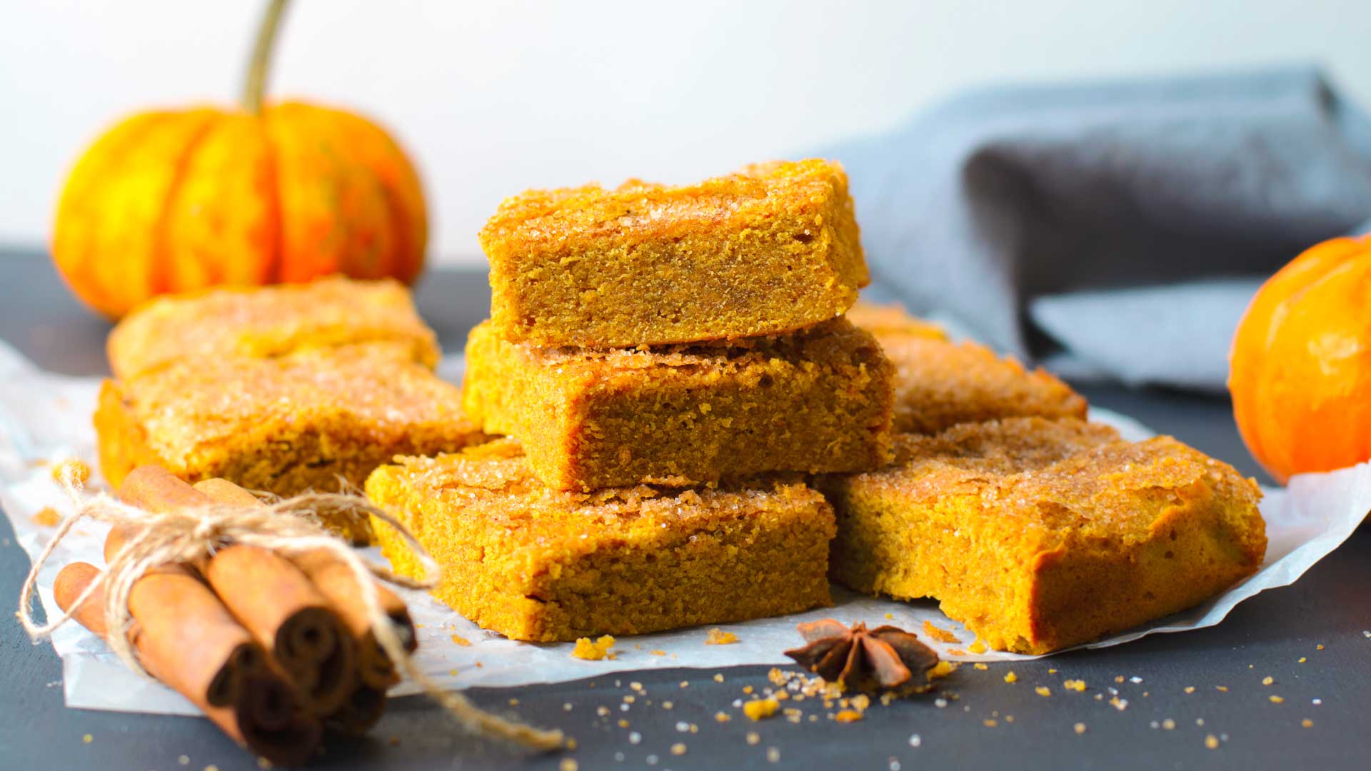 Пряный овсяный кекс с тыквой и яблоками