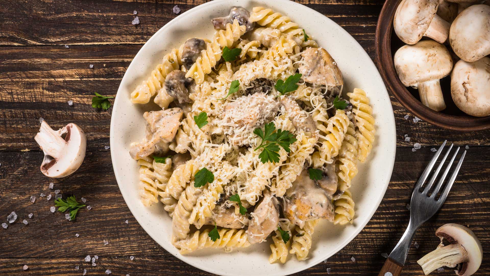 Макароны в сливочном соусе с курицей и грибами