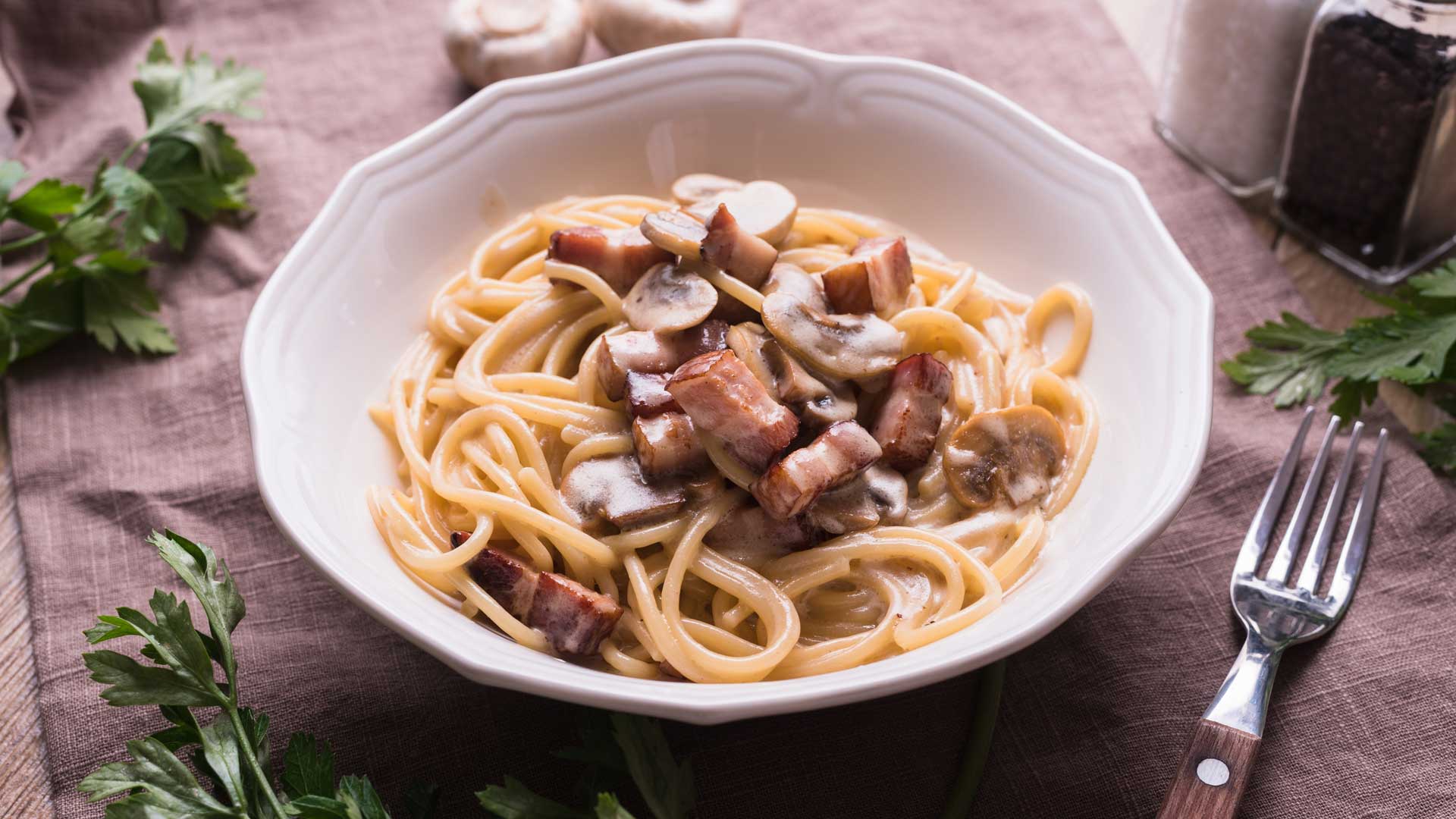 Сливочная паста с беконом и грибами