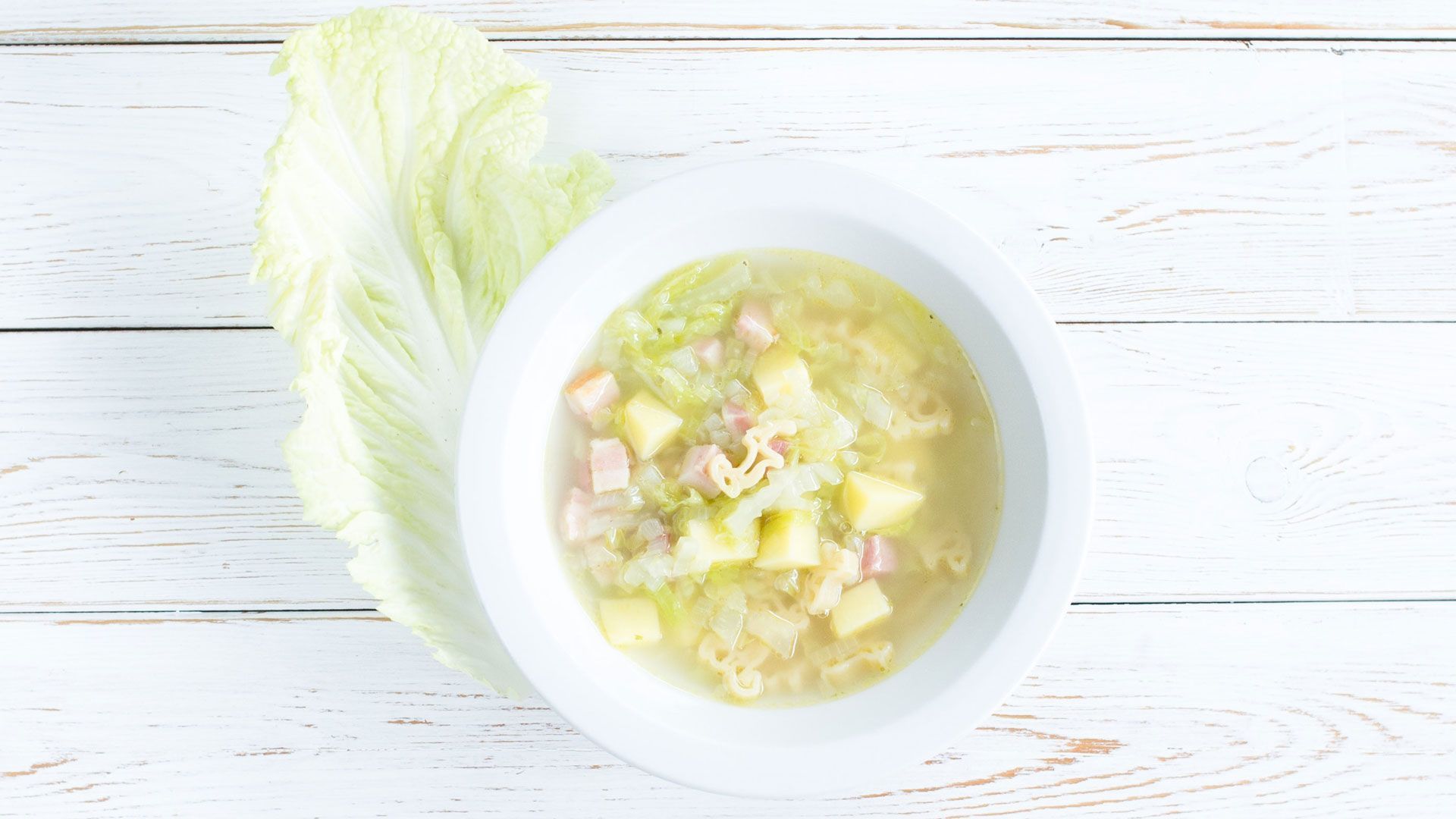 Суп с макаронами, грудинкой и капустой