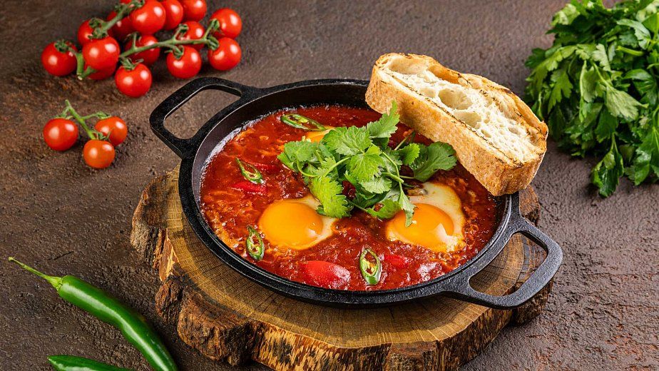 Шакшука с томатной пастой