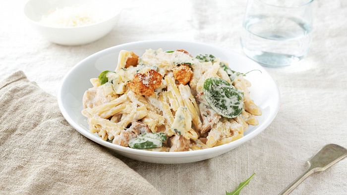 Макароны с курицей, шпинатом и сливками