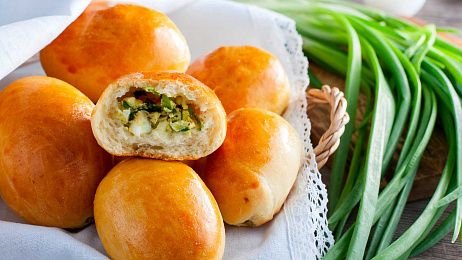 Пирожки с луком и яйцом в духовке