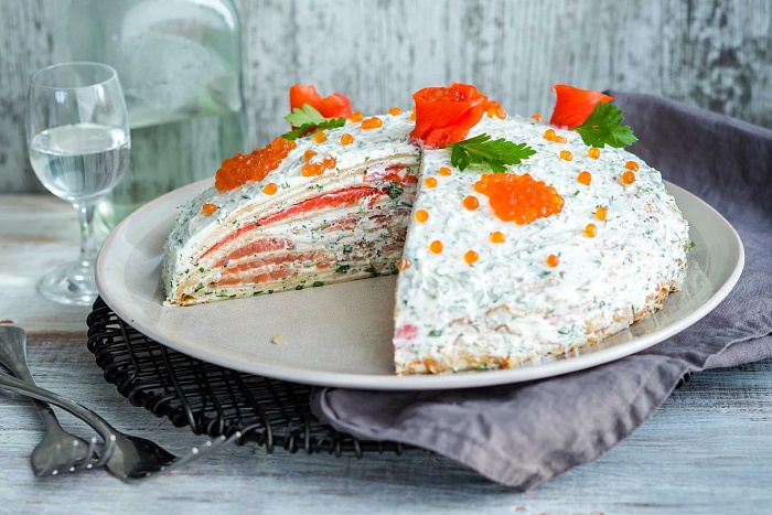 Простой блинный пирог с красной рыбой