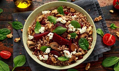 Теплый салат с гречкой и печеной свёклой