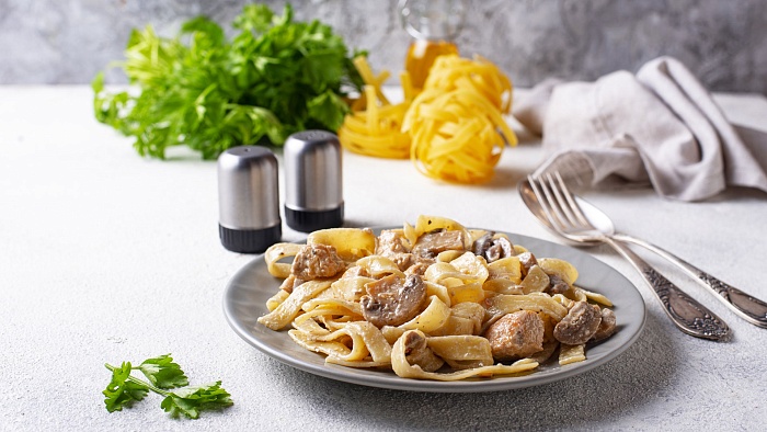 Сливочная паста с курицей и грибами