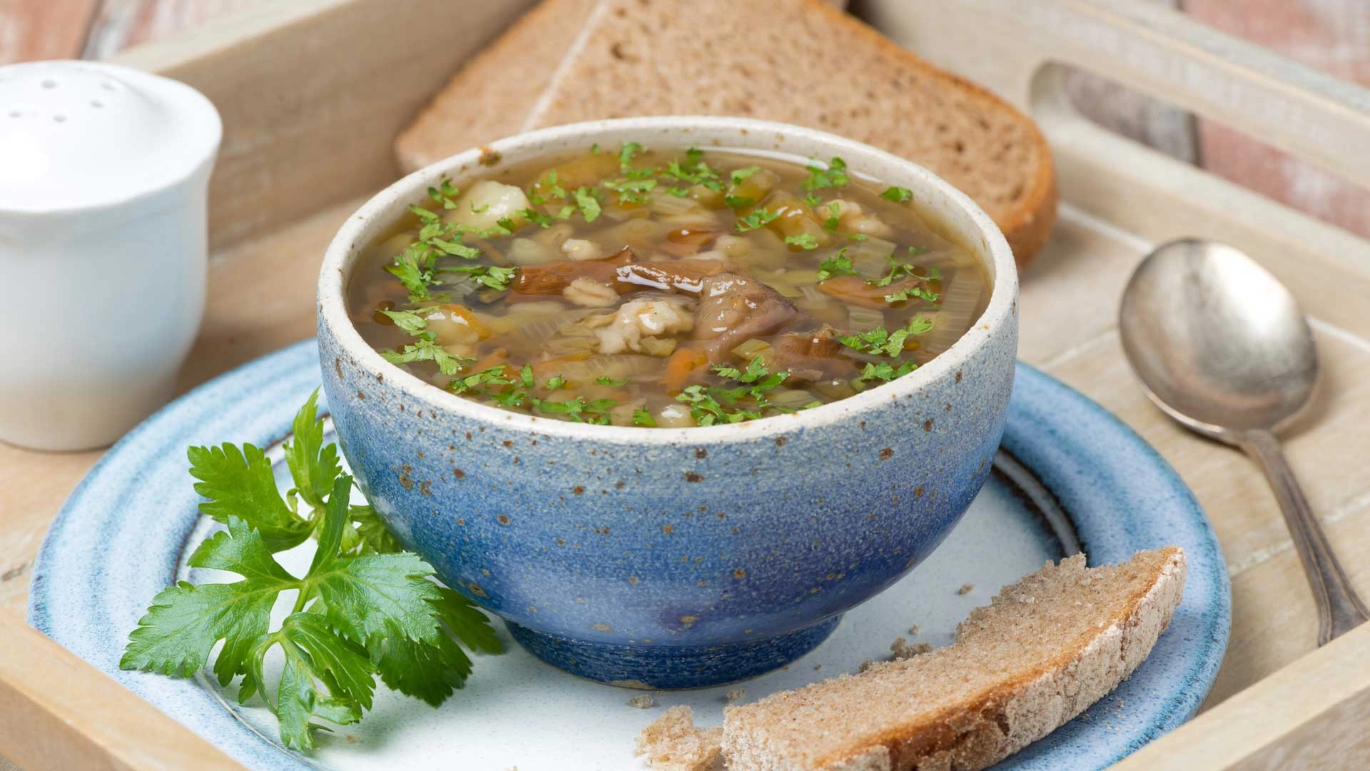 Грибная похлебка с перловкой и лесными грибами