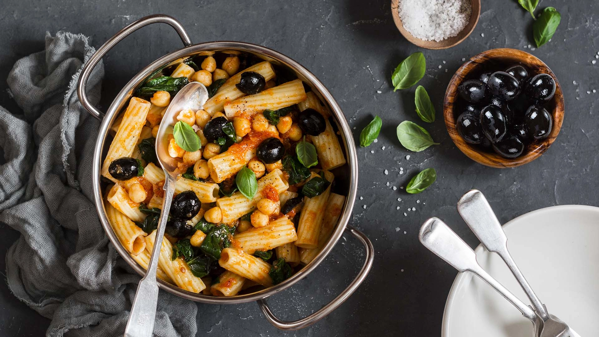 Постная паста с нутом и маслинами