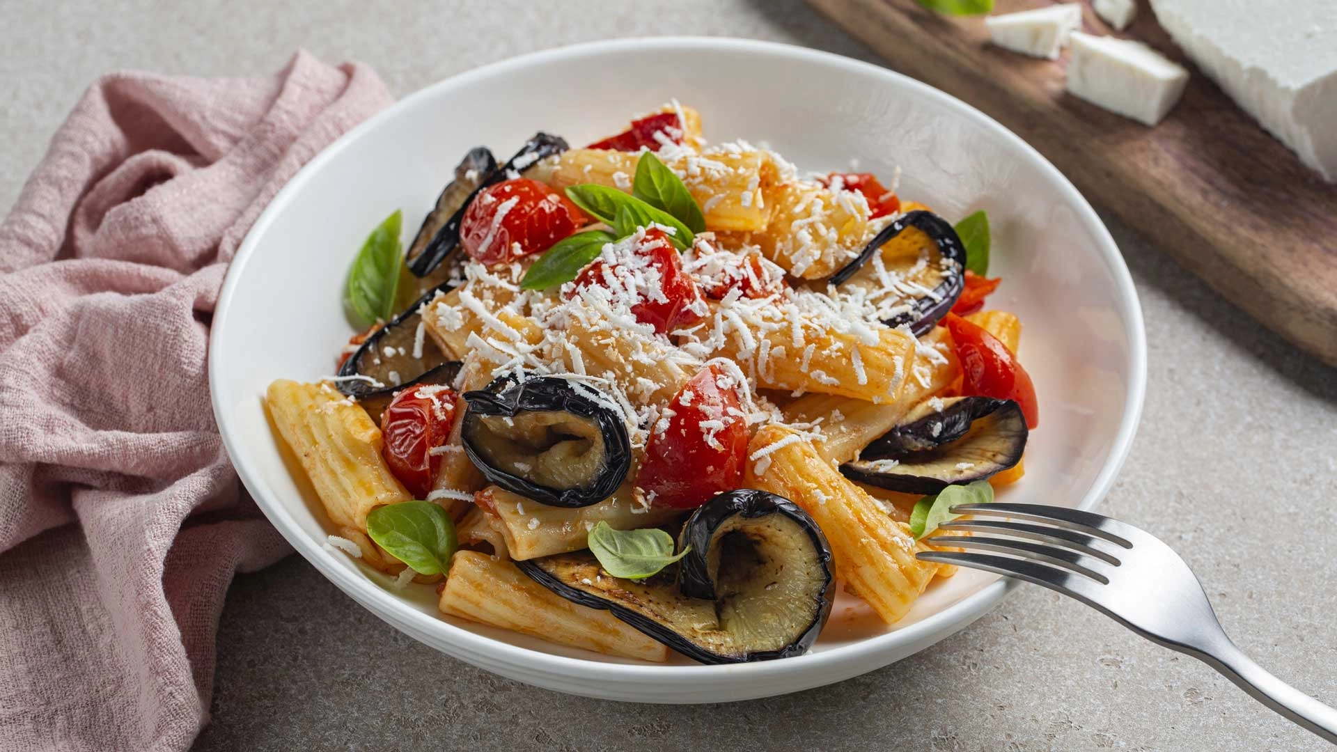 Теплый салат с баклажанами