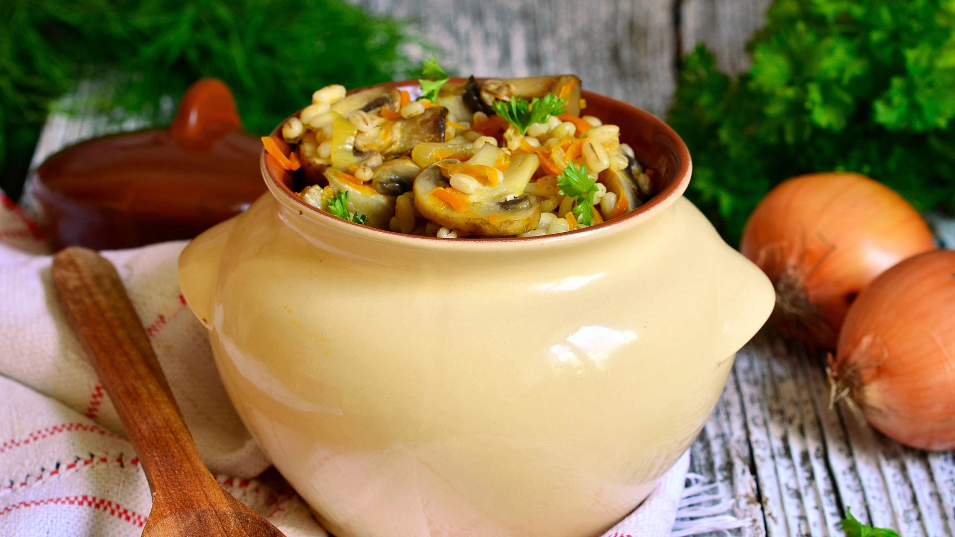 Перловка в горшочках