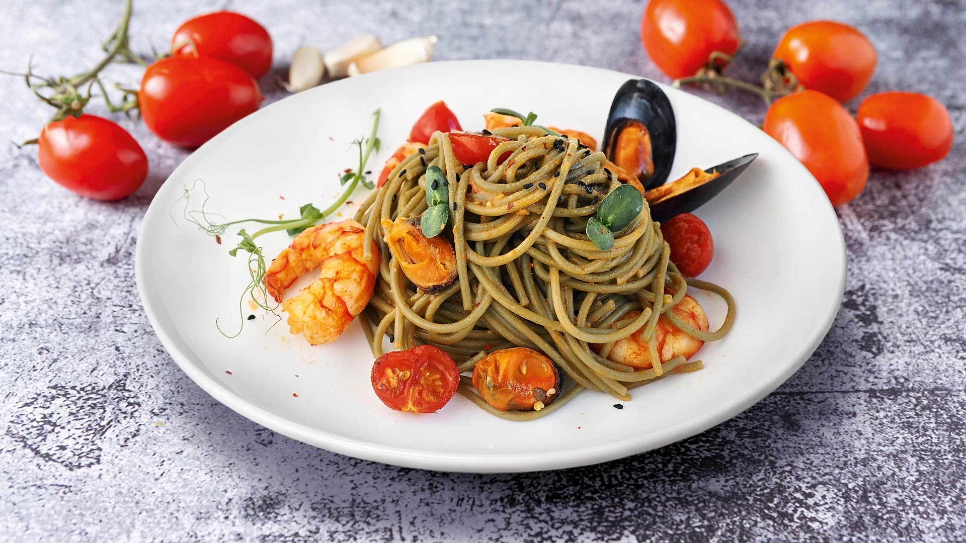 Паста с морепродуктами в томатном соусе